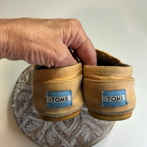 TOMS YELLOW SLIP ON FLATS SIZE 7.5 - Picture 4 of 9